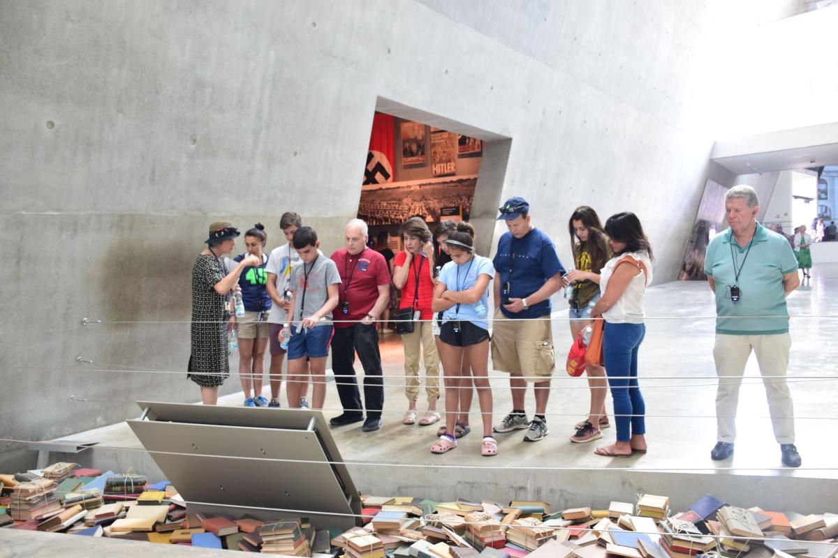 Yad Vashem Benefactor Harry Krakowski (right) toured the Holocaust History Museum on 6 August together with the Weinstock and Kalimian families.